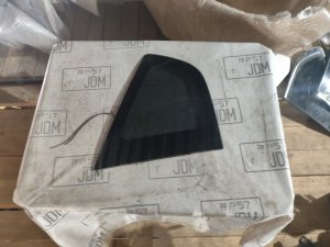 Стекло собачника левое HONDA FIT