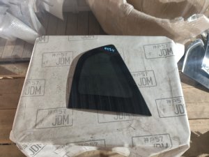Стекло собачника правое HONDA FIT